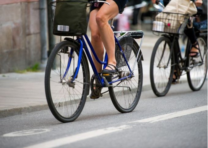 Kobieta na ulicy na rowerze damskim miejskim z przerzutkami